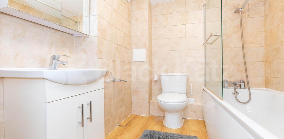 			4 Bedroom, 1 bath, 1 reception Flat			 Criterion Mews, UPPER HOLLOWAY 